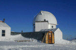 L'entrée de l'observatoire sous la neige
